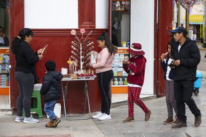 Una tarde cualquiera pueden sacar cerca de 80 soles (unos 20 euros) y en ferias grandes de varios días, cerca de 4.000 (unos mil euros) , el triple de lo que gana al mes la madre de Deysi.