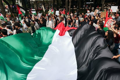 Cientos de personas protestan en Ciudad de México para exigir al Gobierno a posicionarse contra el genocidio en Palestina, el 15 de mayo de 2024.