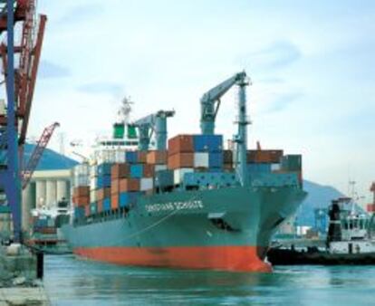 Un carguero de mercancías en el puerto de Bilbao.