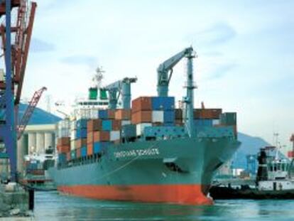 Un carguero de mercanc&iacute;as en el puerto de Bilbao. 