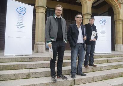 Pablo Berástegui, director de San Sebastián 2016, y Paul Bilbao, de Kontseilua, en el exterior del Palacio Miramar donostiarra.