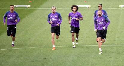 Benzema se entrena junto a sus compañeros en Valdebebas.