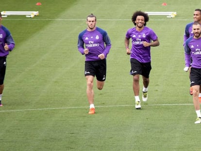 Benzema se entrena junto a sus compa&ntilde;eros en Valdebebas.