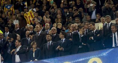 El president de la Generalitat de Catalu&ntilde;a, Carles Puigdemont, en el palco del Camp Nou.