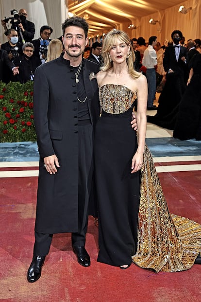 Marcus Mumford y Carey Mulligan, elegantísima con este vestido palabra de honor dorado y negro de Schiaparelli.