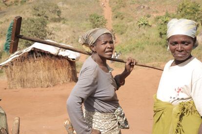 "No me iré de aquí. ¡No volveré a Mozambique ni me iré a Luwani! ¡Me tendréis que sacar muerta!", grita enfadada esta mujer. Ciertos rumores aumentan la reticencia de muchos refugiados a ir a Luwani. Otros, los que no han sufrido la violencia directamente, simplemente esperan a ver cómo evolucionan las cosas y algunos han vuelto a sus casas.