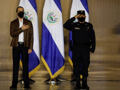 Nayib Bukele y Mauricio Arriaza Chicas, durante una ceremonia policial en San Salvador, el 30 de septiembre de 2020.