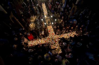 Ceremonia ortodoxa para celebrar el día San Haralampi, patrono de los apicultores, en la iglesia de la Santísima Virgen de Blagoevgrad, en Bulgaria.