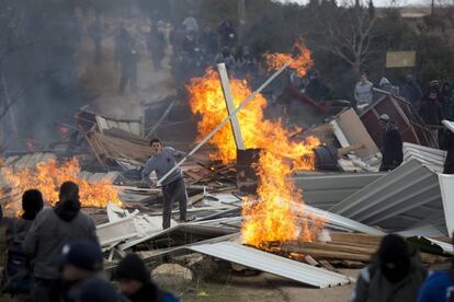 Colonos bloquean la entrada al asentamiento judío durante su evacuación por policías israelíes en Amona.