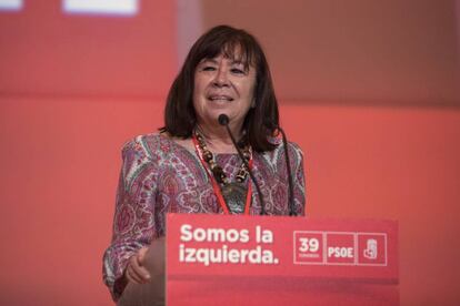 Cristina Narbona, durante su intervención en la defensa de la ponencia poilítica del congreso.