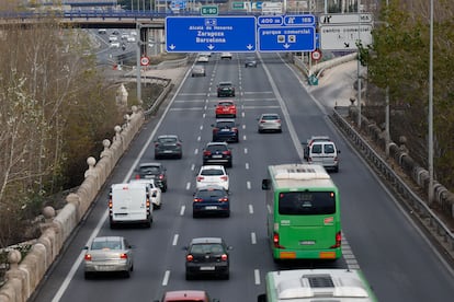 Vehículos circulan por la A-2 a la altura del puente de San Fernando en Madrid.