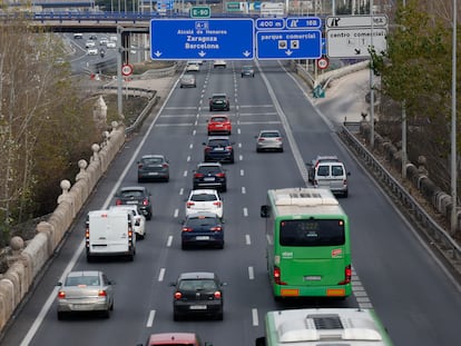 Vehículos circulan por la A-2 a la altura del puente de San Fernando en Madrid.