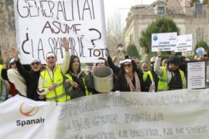 Un grupo de trabajadores de la aerolínea Spanair durante una protesta en las puertas del Parlamento de Cataluña. EFE/Archivo