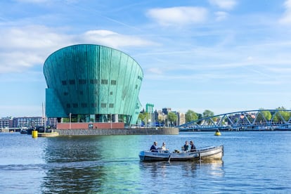 La física, la química y la biología son motivo de diversión y entretenimiento en el Nemo Science Museum de En este museo la perspectiva alcanza, en lo que a ciencia se refiere, hasta el último rincón del universo. Lo que casi se podría decir de la vista panorámica desde la enorme azotea, a la que también se puede subir por las escaleras, directamente desde la calle.