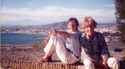 The ‘Red Duchess’ (r) with girlfriend Liliane Dahlmann in Gibraltar in 2008.