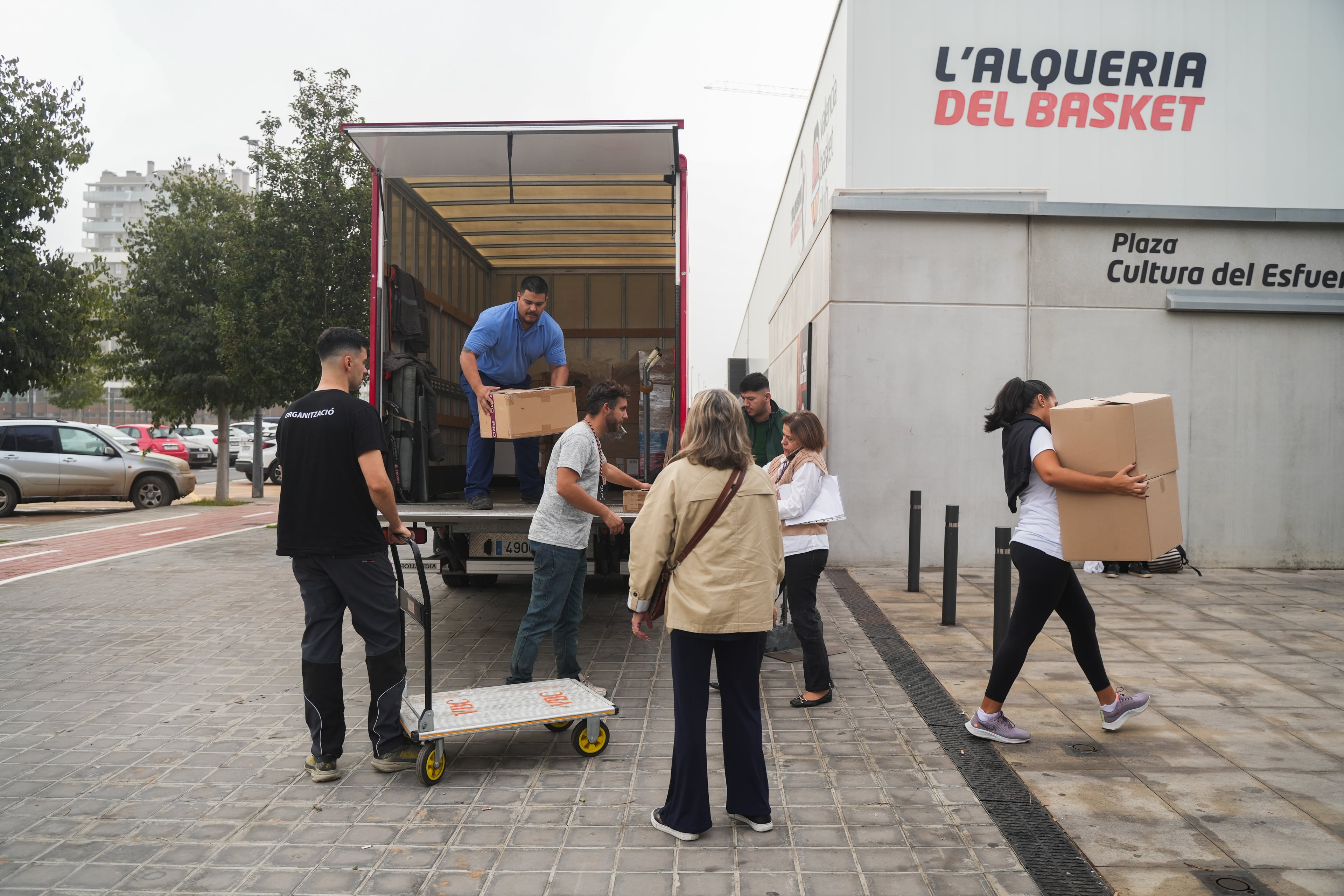 Así se solidariza el deporte con los afectados por la dana en Valencia: canchas de baloncesto reconvertidas en refugio y Mestalla en un banco de alimentos