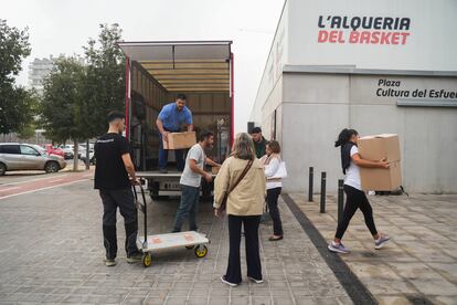 L'Alqueria del Basket, uno de los lugares que ha acogido a personas durante la noche a causa de la DANA en Valencia.