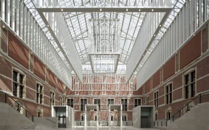 El atrio del remodelado Rijksmuseum de &Aacute;msterdam, que se reabrir&aacute; en abril.