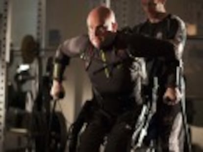 La estimulación eléctrica de la médula pone en marcha al robot que permite caminar de nuevo al atleta Mark Pollock