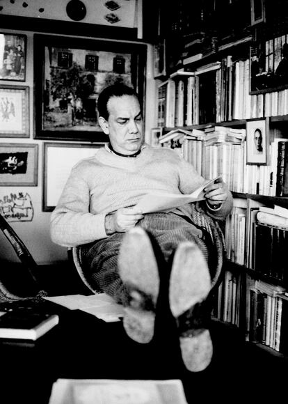 Camilo José Cela, en su casa de Palma de Mallorca, en 1961.