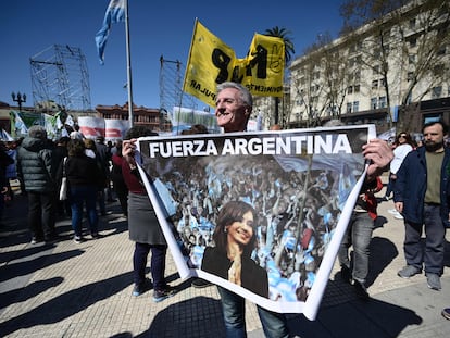 Simpatizantes peronistas, este viernes en la Plaza de Mayo, en apoyo de Cristina Fernández de Kirchner.