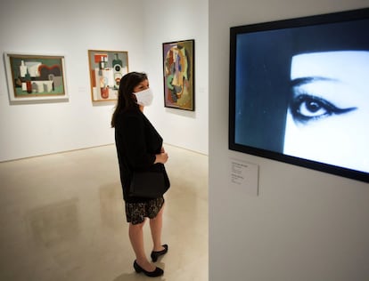 Una persona observa una de las exposiciones expuestas en el Museo Picasso de Málaga que hoy ha abierto sus puertas, tras más de dos meses cerrado por el estado de alarma decretado por la crisis del coronavirus. 