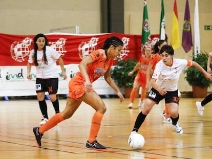 Jennifer Rodrigues, del Burela, conduce el balón en un partido de Liga.