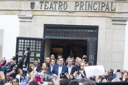Mariano Rajoy sale del Teatro Principal de Pontevedra, donde fue declarado "persona non grata" por la corporación municipal.