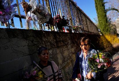 Maribel, madre de una víctima en los atentados del 11-M, deposita un ramo de flores, cerca de la estación de Atocha.