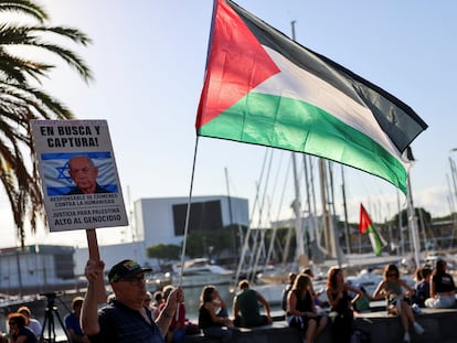 Fernando Barrena, 76, holds a Palestinian flag and a sign with the image of Israeli Prime Minister Benjamin Netanyahu, ahead of the Global Sumud Flotilla, a humanitarian expedition to Gaza, at the port of Barcelona, Spain August 31, 2025. REUTERS/Nacho Doce