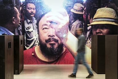 Autorretrato de Ai Weiwei en la exhibición 'Everything is art. Everything is politics' ('Todo es arte. Todo es política').