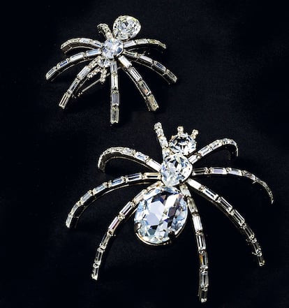 En la exposición podrán verse muchos de sus complementos, como estos broches de araña, un símbolo que también utilizó en la portada de su álbum Etiqueta negra (1984).