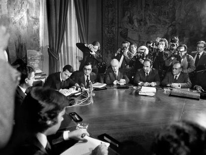 Firma de los Pactos de la Moncloa, en el Palacio de las Cortes en 1977.