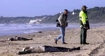 Dós cadáveres de la patera que naufragó el 25 de octubre de 2003, días después.