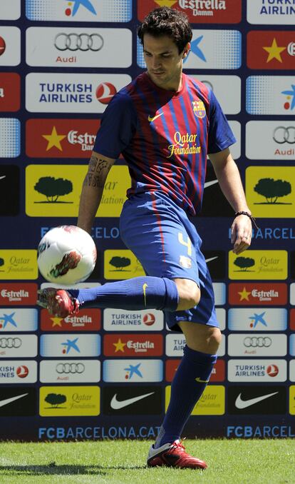 Cesc da unos toques al balón durante su presentación.