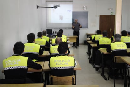 Un grupo de policías locales de Vitoria asiste a uno de los cursos sobre Inmigración e Interculturalidad en Arkaute.