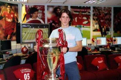 Miquel Roqué levanta en una sala del estadio de Anfield la Copa de Europa conquistada por el Liverpool.