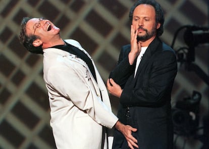 Williams compartilha o palco do Radio City Music Hall de Nova York, em 1998, com o ator Billy Crystal.