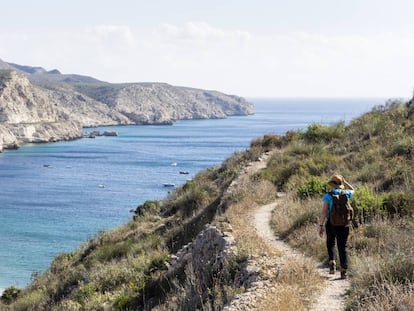 Un sendero junto al mar en la zona de San José, en el parque natural Cabo de Gata - Níjar.