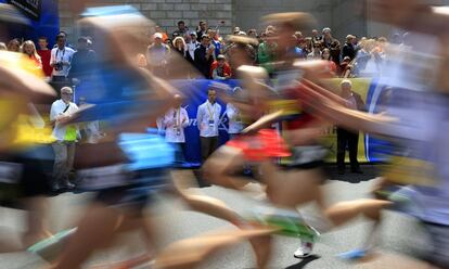 Atletas participantes da corrida prévia à maratona que serviu de homenagem às vítimas do atentado.