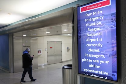 Las alertas de emergencia eran visibles en las pantallas del aeropuerto Ronald Reagan de Washington.