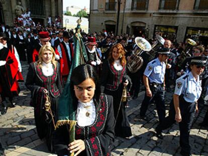 Salida de la misa de San Fermín, ayer, uno de los últimos actos oficiales de las fiestas.
