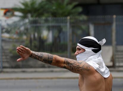 Un manifestante hace señas durante el segundo día consecutivo de protestas en contra del gobierno de Nicolás Maduro.