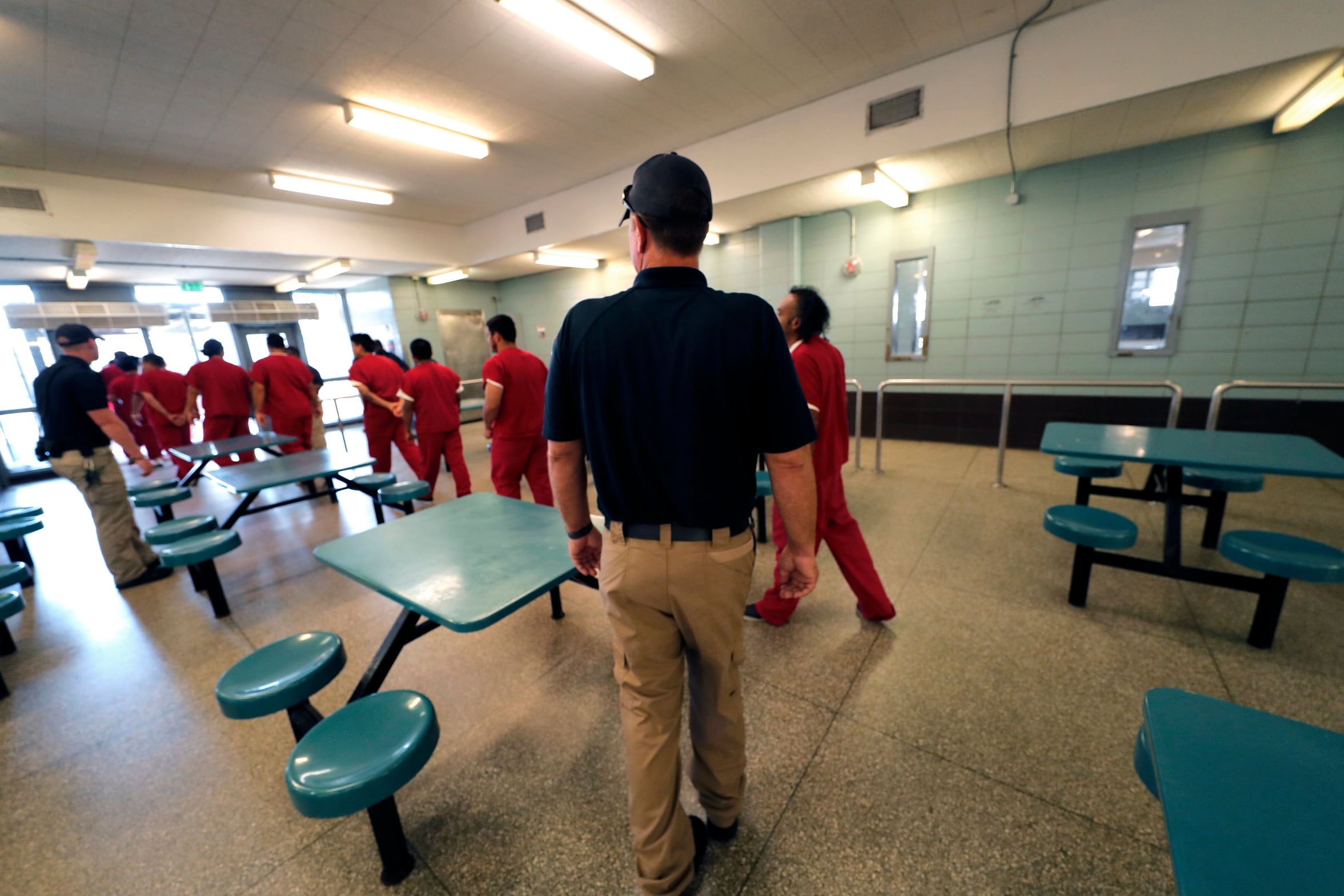 Una llave de estrangulamiento y clavar un bolígrafo en la mano de un detenido: un reporte oficial expone uso excesivo de fuerza en centro de ICE en Louisiana