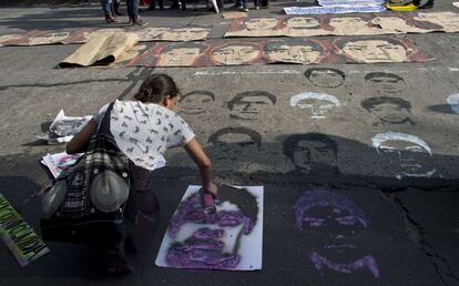 Durante la movilización, los estudiantes pintaron los rostros de los 43 desaparecidos en Iguala sobre el pavimento