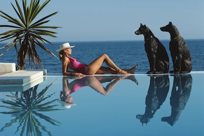 Laura Hawk, asistente de Slim Aarons, fotografiada en Marbella en 1985.
