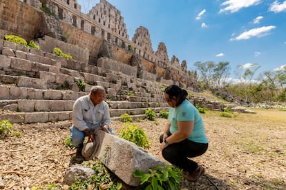 El arqueólogo José Huchim y la ceramista Patricia Valencia.