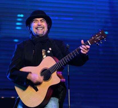 Joaquin Sabina durante el concierto en el Palacio de los Deportes de Gijón.