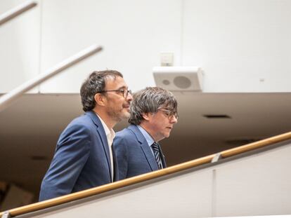 En segundo plano, el expresidente de la Generalitat Carles Puigdemont este miércoles en Bruselas.