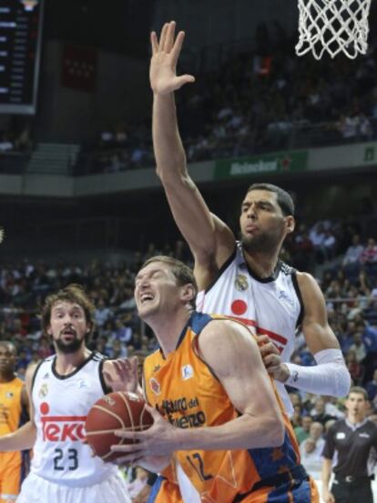 Lishchuk protege el balón ante Mejri, del Madrid.
